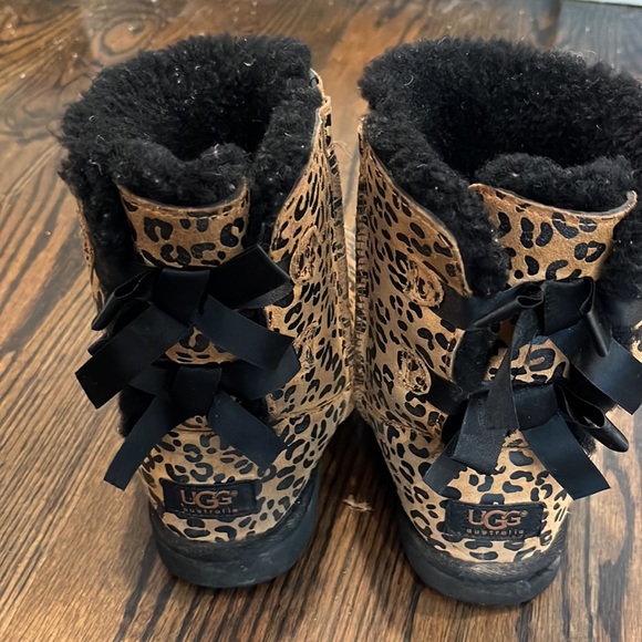 Ugg leopard cheetah bailey bow girls size 3 🐆🐆🐆 - Picture 4 of 8